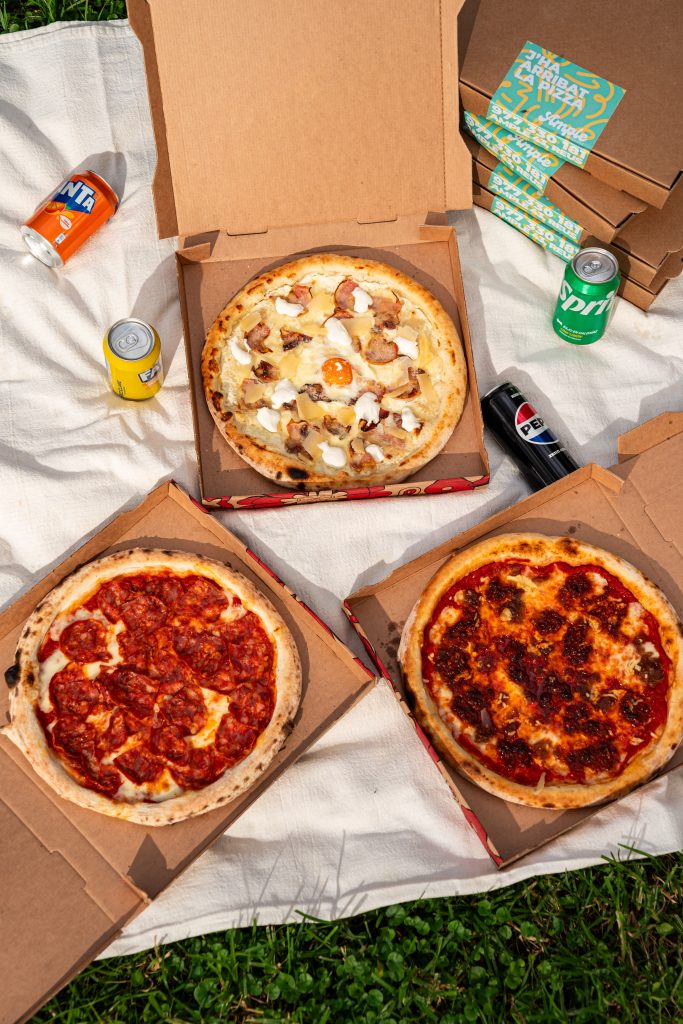 Variedad de pizzas artesanales para distintos momentos y gustos servidas en mesa rústica en Pizzería Ample Reus