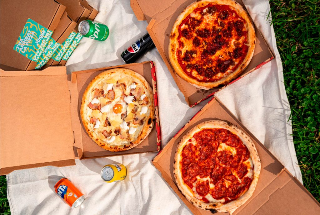 Variedad de pizzas artesanales para distintos momentos y gustos servidas en mesa rústica en Pizzería Ample Reus