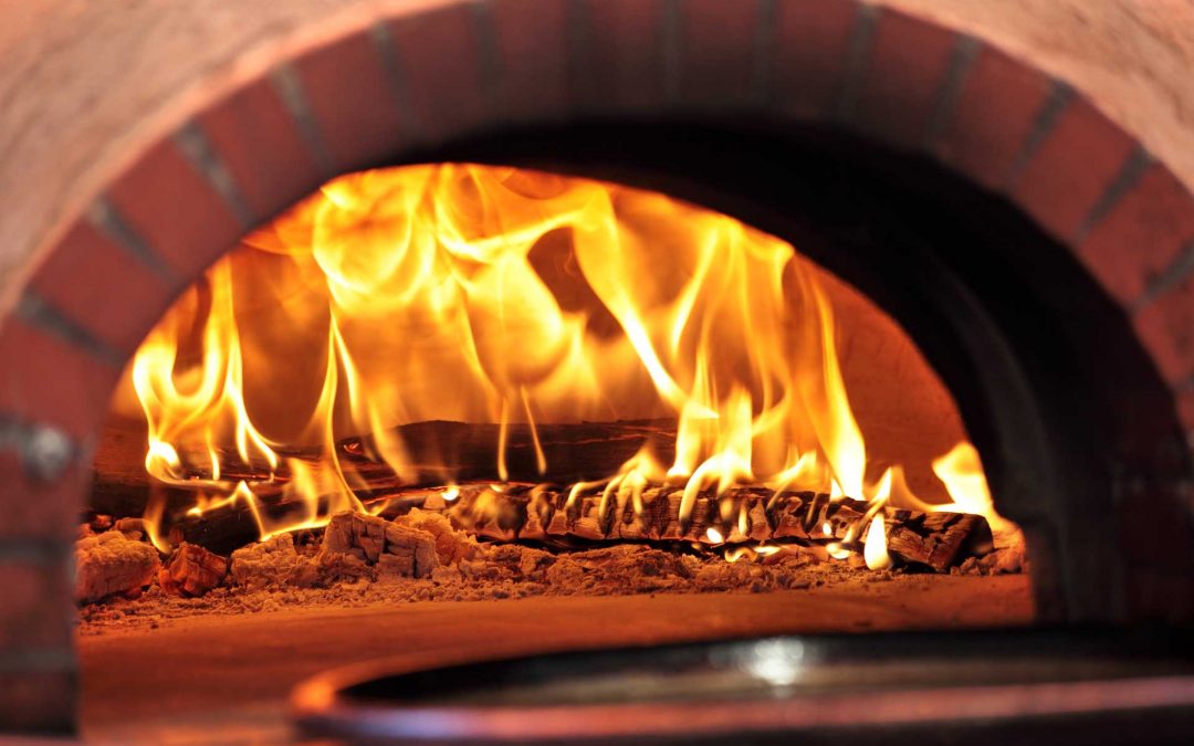 Com es cuina una pizza artesanal dins del forn